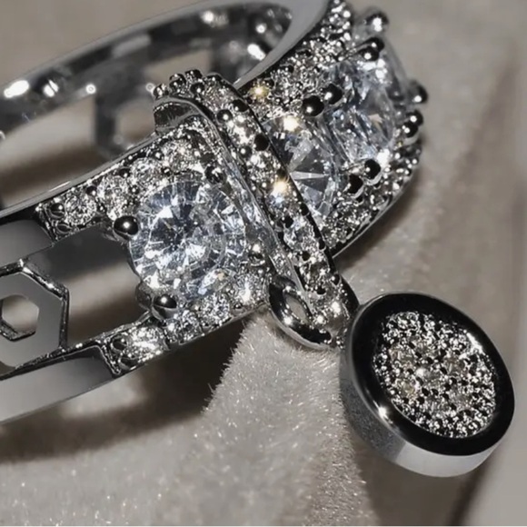 Vintage-Inspired Silver Ring with Dangling Rhinestone Charm Size 8 - Picture 2 of 6